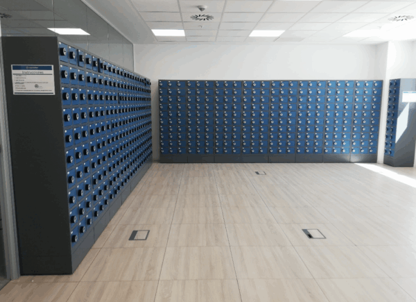 Vista completa de taquilla para guardar móviles en colegios e institutos de varios cuerpos